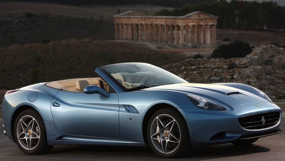 12) Ferrari Calif&oacute;rnia - Valor do IPVA 2013: 52.098 - Valor venal, segundo tabela Fipe: 1.302.449 - Ano: 2011 - Carro que esse IPVA pagaria: Fiesta TITANIUM 1.6 16V Flex Mec. (R$ 52.739)