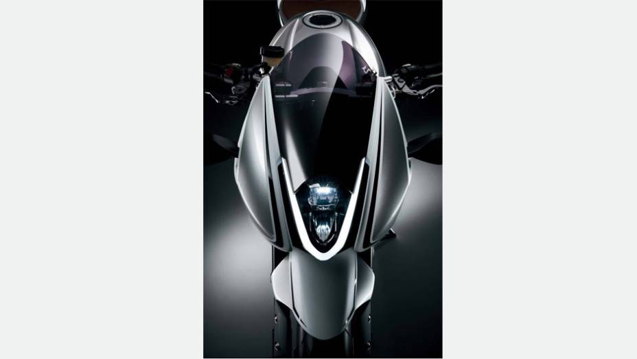 Segundo a fabricante japonesa, esse conjunto entrega por volta de 100 cavalos de pot&ecirc;ncia a 8.000 rpm | <a href="https://beta-develop.quatrorodas.abril.com.br/moto/noticias/suzuki-mostra-recursion-concept-761664.shtml" rel="migration">Leia mais</a>