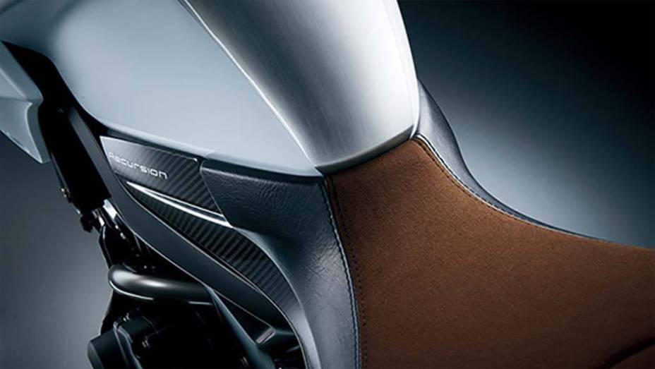 Detalhe do assento | <a href="https://beta-develop.quatrorodas.abril.com.br/moto/noticias/suzuki-mostra-recursion-concept-761664.shtml" rel="migration">Leia mais</a> Detalhe do assento | <a href="https://beta-develop.quatrorodas.abril.com.br/moto/noticias/suzuki-mostra-recursion-concept-761664.shtml" rel="migration">Leia mais</a>