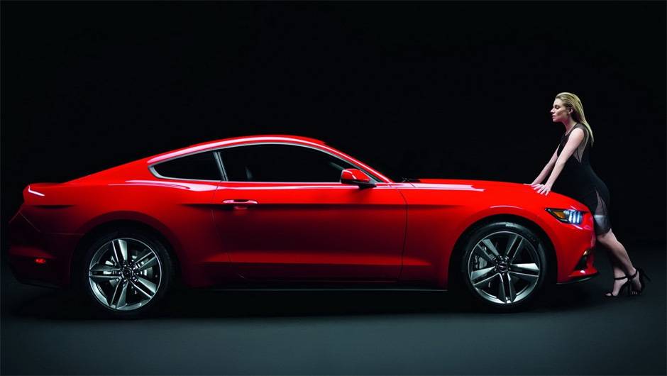 Siena Miller e o novo Ford Mustang