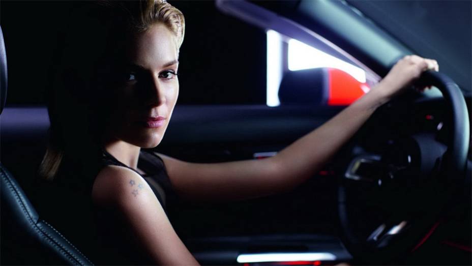 Atriz e modelo inglesa, Siena Miller faz uma bala dupla com esse carro, n&atilde;o acham? | <a href="https://beta-develop.quatrorodas.abril.com.br/blogs/planeta-carro/2013/12/06/nao-gostou-do-novo-mustang/" rel="migration">Leia mais</a>