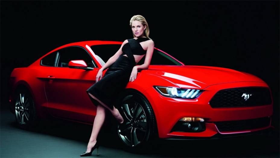 Siena Miller e Ford Mustang, sexy e elegante | <a href="https://beta-develop.quatrorodas.abril.com.br/blogs/planeta-carro/2013/12/06/nao-gostou-do-novo-mustang/" rel="migration">Leia mais</a>