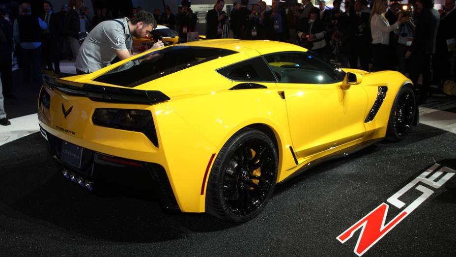 Chevrolet Corvette Z06 | <a href="https://beta-develop.quatrorodas.abril.com.br/noticias/saloes/detroit-2014/gm-oficializa-chevrolet-corvette-z06-2015-769655.shtml" rel="migration">Leia mais</a>