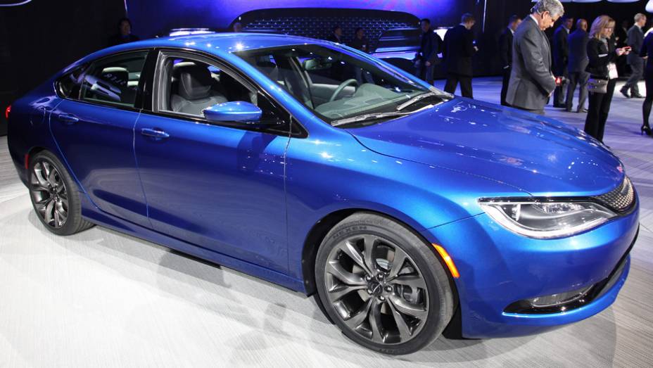 Chrysler 200 | <a href="https://beta-develop.quatrorodas.abril.com.br/noticias/saloes/detroit-2014/novo-chrysler-200-faz-sua-estreia-detroit-768496.shtml" rel="migration">Leia mais</a> Chrysler 200 | <a href="https://beta-develop.quatrorodas.abril.com.br/noticias/saloes/detroit-2014/novo-chrysler-200-faz-sua-estreia-detroit-768496.shtml" rel="migration">Leia mais</a>