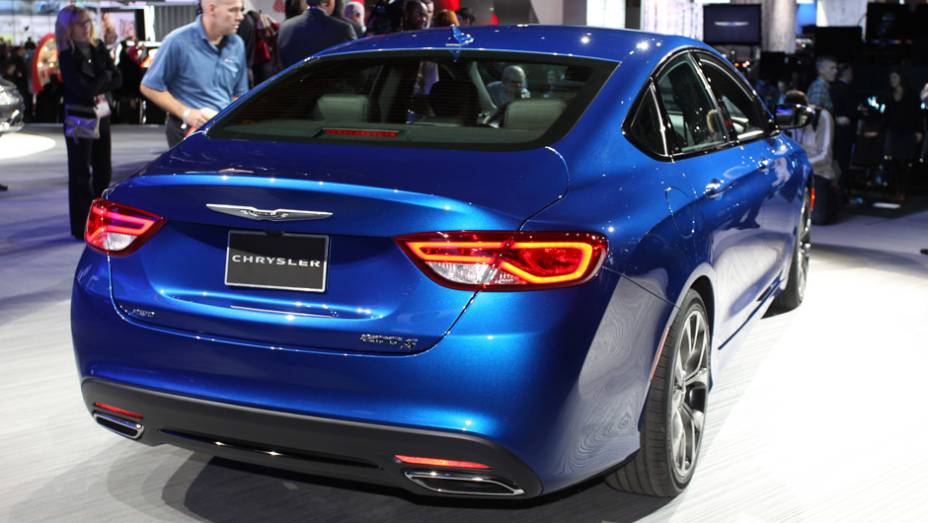 Chrysler 200 | <a href="https://beta-develop.quatrorodas.abril.com.br/noticias/saloes/detroit-2014/novo-chrysler-200-faz-sua-estreia-detroit-768496.shtml" rel="migration">Leia mais</a>