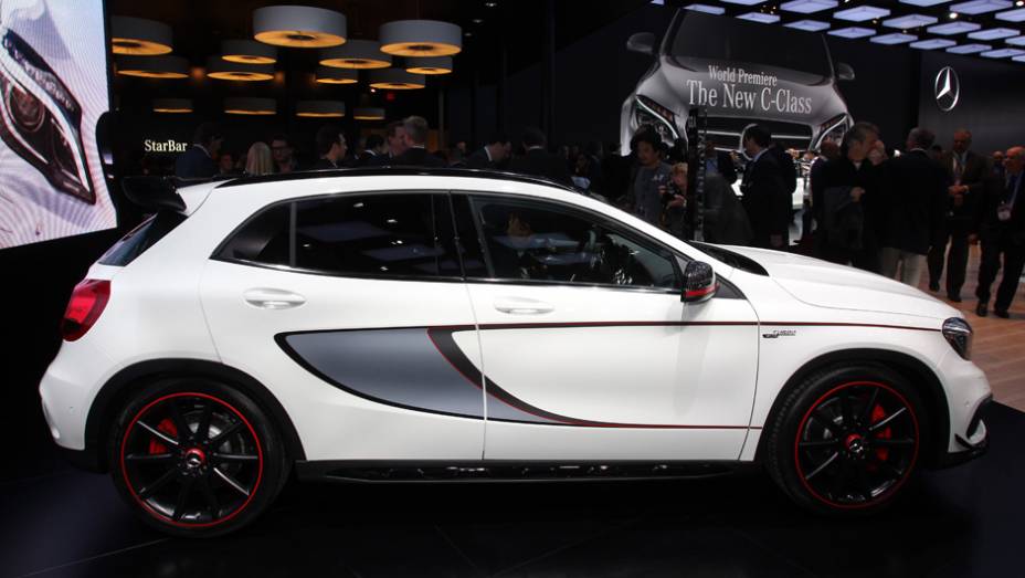 Mercedes-Benz GLA 45 AMG | <a href="https://beta-develop.quatrorodas.abril.com.br/noticias/saloes/detroit-2014/mercedes-benz-revela-gla-amg-766617.shtml" rel="migration">Leia mais</a>