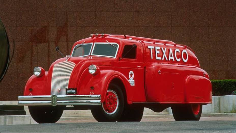 Tanker Truck (1939) - Nunca houve um Dodge Airflow de passeio, mas sim esse caminhão com tanque embutido no revolucionário estilo streamline. Levava 4448 litros Tanker Truck (1939) - Nunca houve um Dodge Airflow de passeio, mas sim esse caminhão com tanque embutido no revolucionário estilo streamline. Levava 4448 litros
