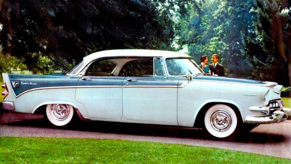 Custom Royal Lancer (1955) - Primeiro veio o V8 de 1953, depois o novo design com pintura em tr&ecirc;s cores de 1955. Com as barbatanas de 1956, essa s&eacute;rie disparou o glamour da marca