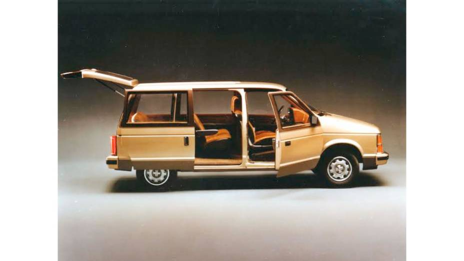 Caravan (1984) - O carro responsável pela febre das minivans nos anos 80 foi, ao lado dos compactos da plataforma K, (mais uma) tábua da salvação financeira da Chrysler Caravan (1984) - O carro responsável pela febre das minivans nos anos 80 foi, ao lado dos compactos da plataforma K, (mais uma) tábua da salvação financeira da Chrysler
