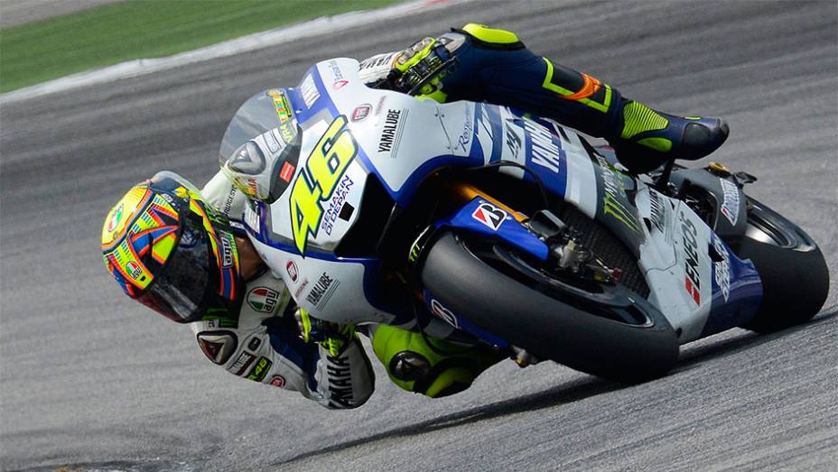 Valentino Rossi mostrou que ainda tem fôlego e ficou em segundo | <a href="https://beta-develop.quatrorodas.abril.com.br/moto/noticias/motogp-marc-marquez-insuperavel-malasia-772574.shtml" rel="migration">Leia mais</a>