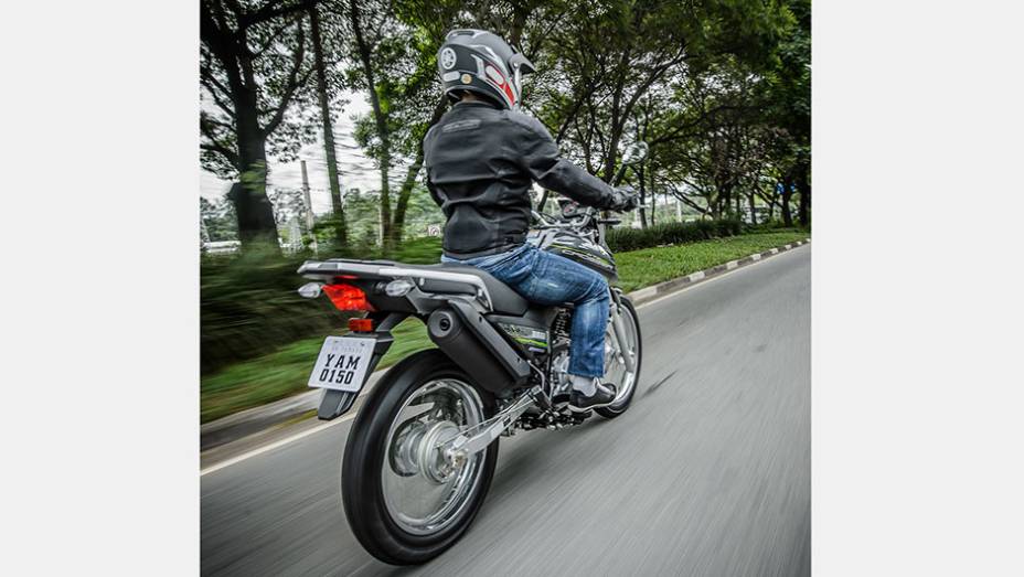 Seu escapamento, em &acirc;ngulo acentuado, foi inspirado nos modelos de alta cilindrada da Yamaha | <a href="https://beta-develop.quatrorodas.abril.com.br/moto/noticias/yamaha-lanca-crosser-150-r-9-050-00-773044.shtml" rel="migration">Leia mais</a>