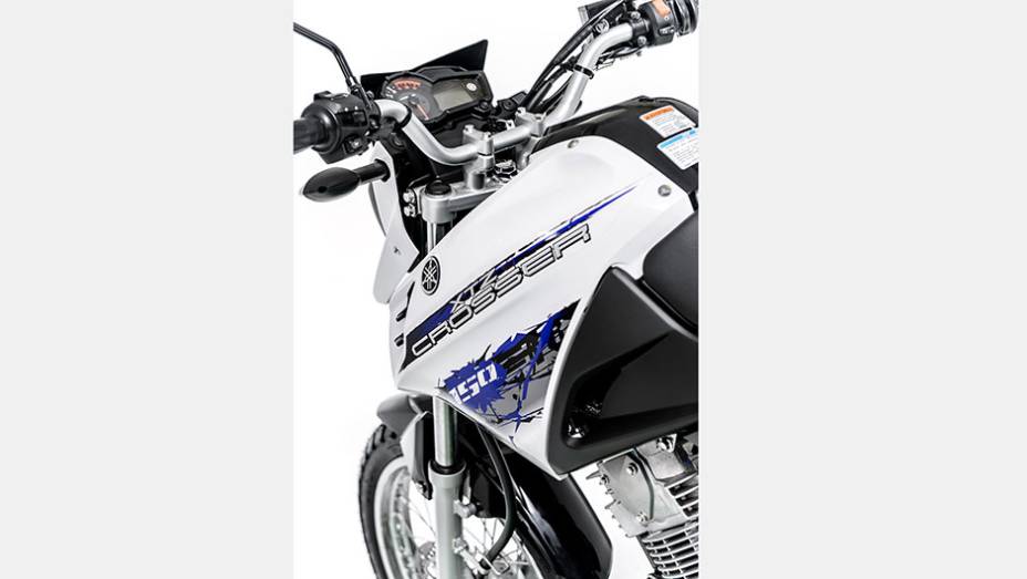 Com um design bastante arrojado e agressivo para seu porte, a Crosser 150 est&aacute; dispon&iacute;vel nas cores laranja, cinza grafite e branca | <a href="https://beta-develop.quatrorodas.abril.com.br/moto/noticias/yamaha-lanca-crosser-150-r-9-050-00-773044.shtml" rel="migration">Leia mais</a>