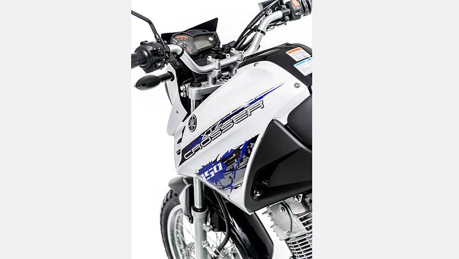 Com um design bastante arrojado e agressivo para seu porte, a Crosser 150 est&aacute; dispon&iacute;vel nas cores laranja, cinza grafite e branca | <a href="https://beta-develop.quatrorodas.abril.com.br/moto/noticias/yamaha-lanca-crosser-150-r-9-050-00-773044.shtml" rel="migration">Leia mais</a>