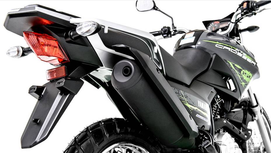 Detalhe da rabeta e do escapamento | <a href="https://beta-develop.quatrorodas.abril.com.br/moto/noticias/yamaha-lanca-crosser-150-r-9-050-00-773044.shtml" rel="migration">Leia mais</a>