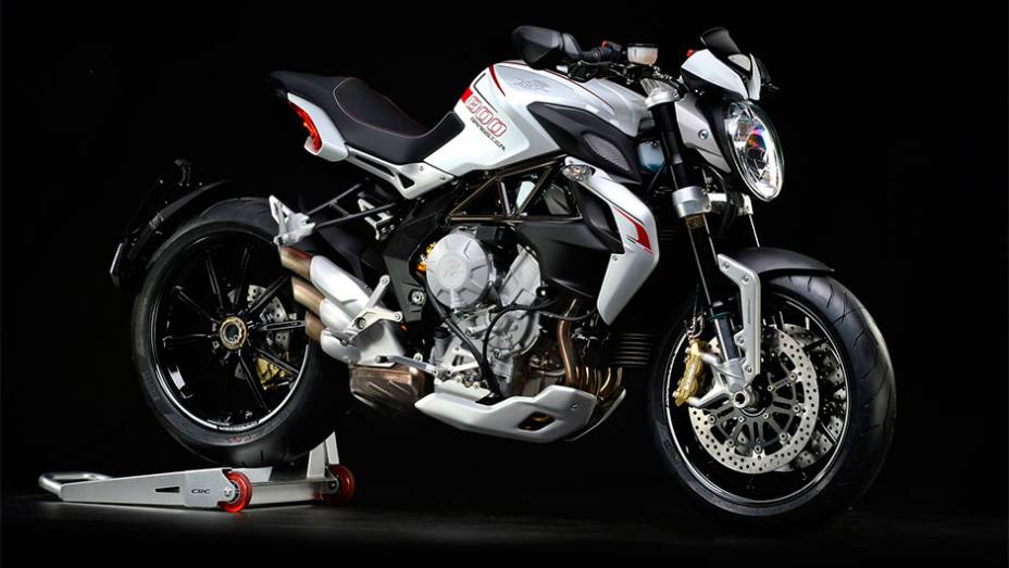 MV Agusta lança Brutale 800 Dragster | <a href="https://beta-develop.quatrorodas.abril.com.br/moto/noticias/mv-agusta-lanca-brutale-800-dragster-773077.shtml" rel="migration">Leia mais</a>