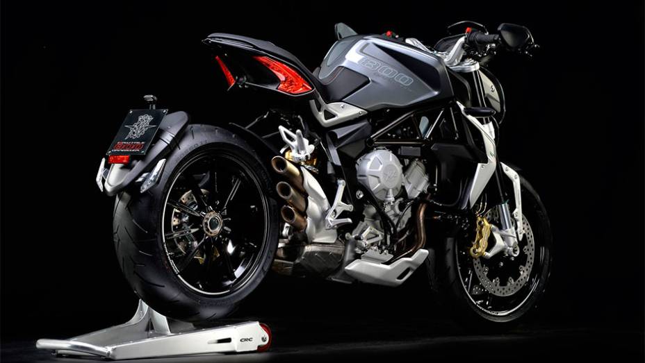 Modelo custará 13 490 euros na Itália | <a href="https://beta-develop.quatrorodas.abril.com.br/moto/noticias/mv-agusta-lanca-brutale-800-dragster-773077.shtml" rel="migration">Leia mais</a>