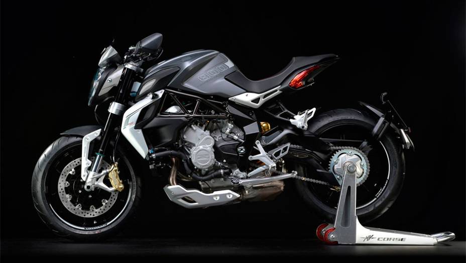 Motor tricilíndrico de 798 cc entrega 125 cavalos de potência | <a href="https://beta-develop.quatrorodas.abril.com.br/moto/noticias/mv-agusta-lanca-brutale-800-dragster-773077.shtml" rel="migration">Leia mais</a>