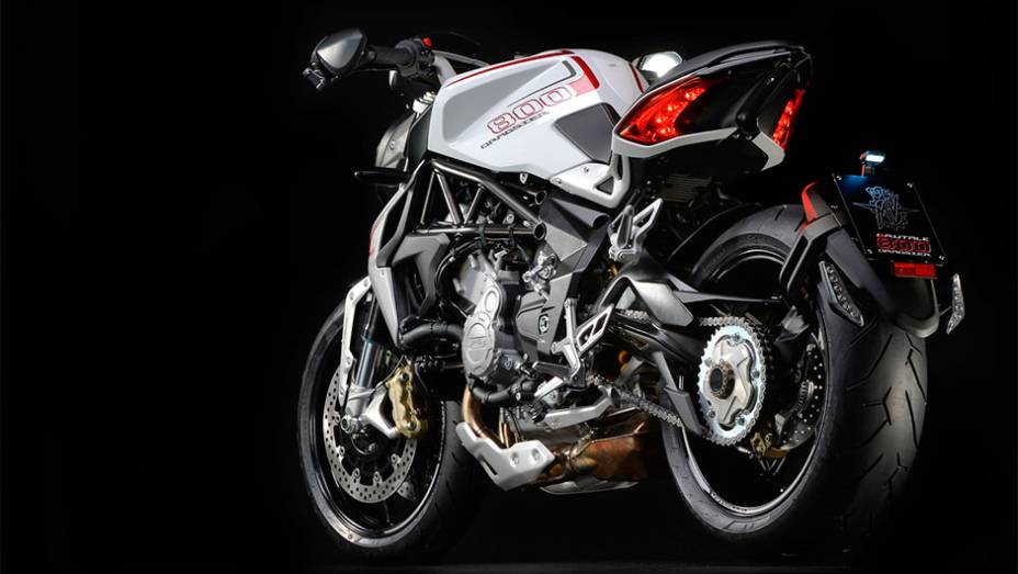 O modelo conta com uma traseira bastante peculiar e chamativa, devido ao pneu de 200 mm de largura | <a href="https://beta-develop.quatrorodas.abril.com.br/moto/noticias/mv-agusta-lanca-brutale-800-dragster-773077.shtml" rel="migration">Leia mais</a> O modelo conta com uma traseira bastante peculiar e chamativa, devido ao pneu de 200 mm de largura | <a href="https://beta-develop.quatrorodas.abril.com.br/moto/noticias/mv-agusta-lanca-brutale-800-dragster-773077.shtml" rel="migration">Leia mais</a>