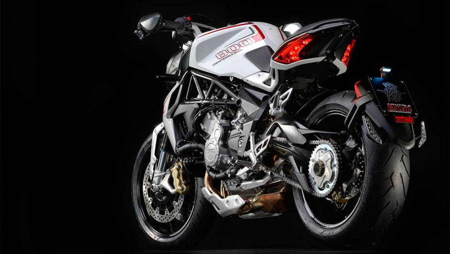 O modelo conta com uma traseira bastante peculiar e chamativa, devido ao pneu de 200 mm de largura | <a href="https://beta-develop.quatrorodas.abril.com.br/moto/noticias/mv-agusta-lanca-brutale-800-dragster-773077.shtml" rel="migration">Leia mais</a>