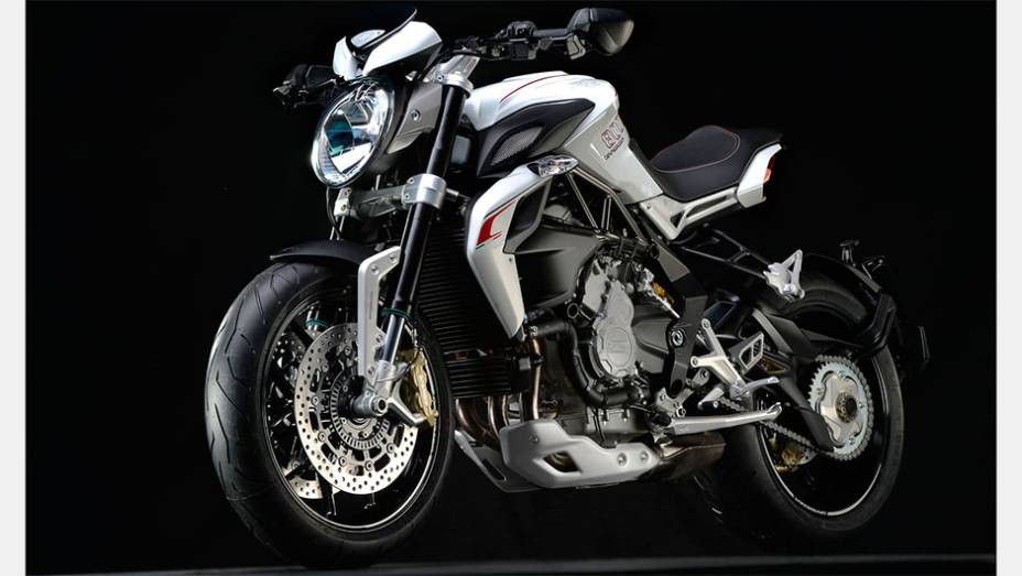 Torque máximo é de 8,26 mkgf a 8.600 rpm | <a href="https://beta-develop.quatrorodas.abril.com.br/moto/noticias/mv-agusta-lanca-brutale-800-dragster-773077.shtml" rel="migration">Leia mais</a>