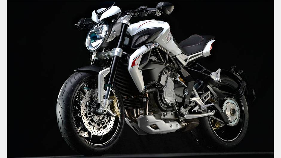 Torque m&aacute;ximo &eacute; de 8,26 mkgf a 8.600 rpm | <a href="https://beta-develop.quatrorodas.abril.com.br/moto/noticias/mv-agusta-lanca-brutale-800-dragster-773077.shtml" rel="migration">Leia mais</a>