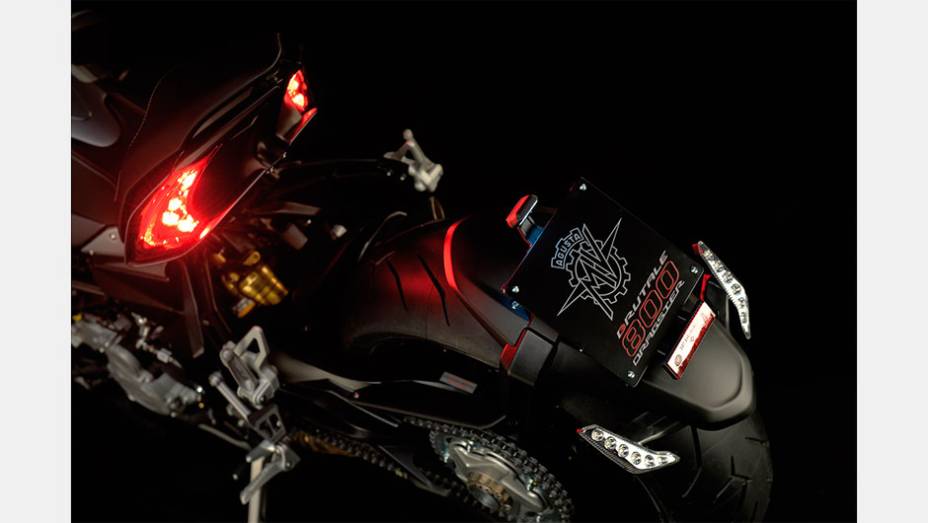 Detalhe da traseira | <a href="https://beta-develop.quatrorodas.abril.com.br/moto/noticias/mv-agusta-lanca-brutale-800-dragster-773077.shtml" rel="migration">Leia mais</a> Detalhe da traseira | <a href="https://beta-develop.quatrorodas.abril.com.br/moto/noticias/mv-agusta-lanca-brutale-800-dragster-773077.shtml" rel="migration">Leia mais</a>