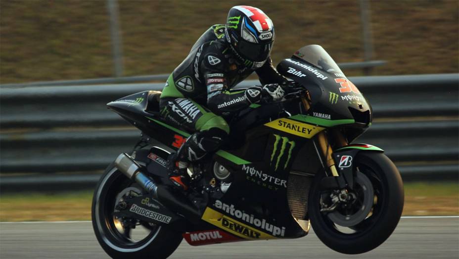 ... seguido pelo ex-companheiro de equipe, Bradley Smith | <a href="https://beta-develop.quatrorodas.abril.com.br/moto/noticias/motogp-rossi-pedrosa-sao-mais-rapidos-sepang-775026.shtml" rel="migration">Leia mais</a>