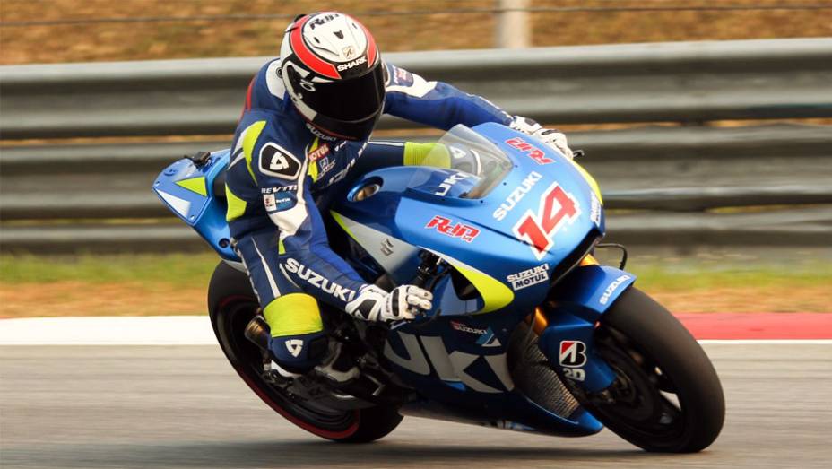 Randy de Puniet, testando pela equipe Team Suzuki MotoGP, foi o 12º melhor | <a href="https://beta-develop.quatrorodas.abril.com.br/moto/noticias/motogp-rossi-pedrosa-sao-mais-rapidos-sepang-775026.shtml" rel="migration">Leia mais</a>