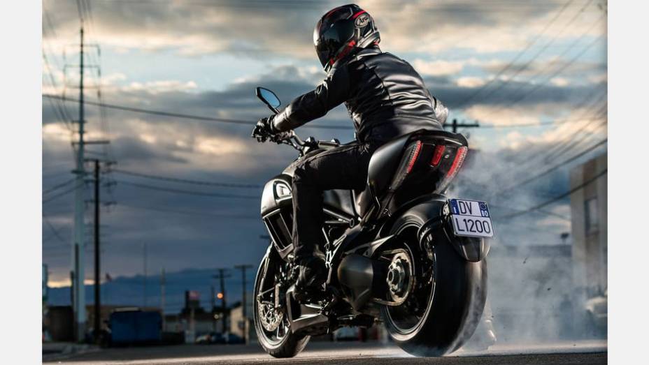 Fabricante italiana levou o modelo ao Sal&atilde;o de Genebra | <a href="https://beta-develop.quatrorodas.abril.com.br/moto/noticias/ducati-apresenta-diavel-reestilizada-775578.shtml" rel="migration">Leia mais</a>