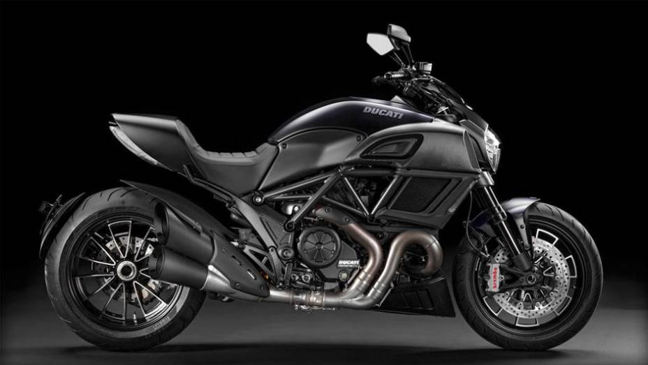 Moto conta com novas rodas de liga leve Marchesini de nove raios | <a href="https://beta-develop.quatrorodas.abril.com.br/moto/noticias/ducati-apresenta-diavel-reestilizada-775578.shtml" rel="migration">Leia mais</a>