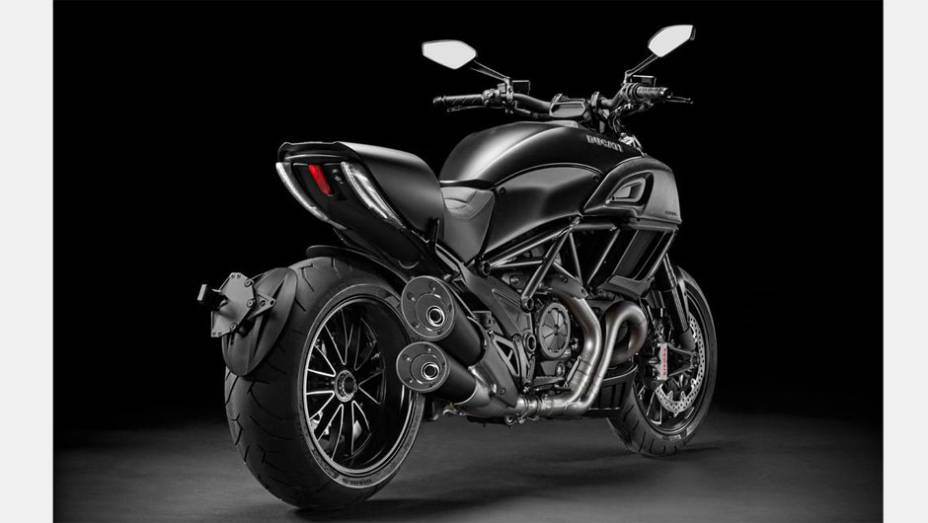 Modelo possui um escape volumoso 2-1-2 de 58 milímetros de diâmetro | <a href="https://beta-develop.quatrorodas.abril.com.br/moto/noticias/ducati-apresenta-diavel-reestilizada-775578.shtml" rel="migration">Leia mais</a>