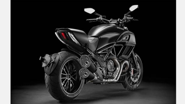 Modelo possui um escape volumoso 2-1-2 de 58 milímetros de diâmetro | <a href="https://beta-develop.quatrorodas.abril.com.br/moto/noticias/ducati-apresenta-diavel-reestilizada-775578.shtml" rel="migration">Leia mais</a> Modelo possui um escape volumoso 2-1-2 de 58 milímetros de diâmetro | <a href="https://beta-develop.quatrorodas.abril.com.br/moto/noticias/ducati-apresenta-diavel-reestilizada-775578.shtml" rel="migration">Leia mais</a>