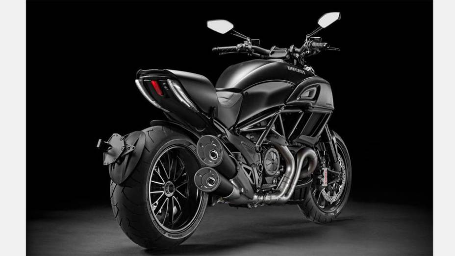Modelo possui um escape volumoso 2-1-2 de 58 mil&iacute;metros de di&acirc;metro | <a href="https://beta-develop.quatrorodas.abril.com.br/moto/noticias/ducati-apresenta-diavel-reestilizada-775578.shtml" rel="migration">Leia mais</a>