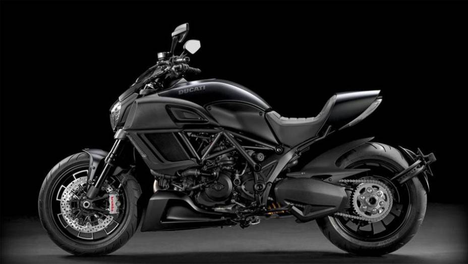 A Ducati Diavel 2014 conta com garfo Marzocchi de 50 mm, freios a disco com pin&ccedil;as Brembo monobloco e ABS Bosch 9MP como itens padr&atilde;o | <a href="https://beta-develop.quatrorodas.abril.com.br/moto/noticias/ducati-apresenta-diavel-reestilizada-775578.shtml" rel="migration">Leia mais</a>
