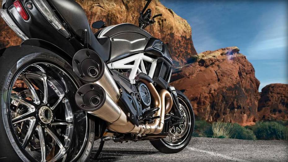 O motor &eacute; umTestastretta 11 DS de 162 cavalos a 9.500 rpm e 13,3 mkgf de torque a 8.000 rpm | <a href="https://beta-develop.quatrorodas.abril.com.br/moto/noticias/ducati-apresenta-diavel-reestilizada-775578.shtml" rel="migration">Leia mais</a>