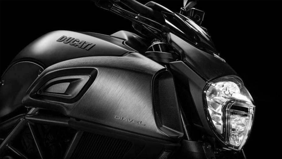 Detalhe dos novos faróis em LED | <a href="https://beta-develop.quatrorodas.abril.com.br/moto/noticias/ducati-apresenta-diavel-reestilizada-775578.shtml" rel="migration">Leia mais</a>