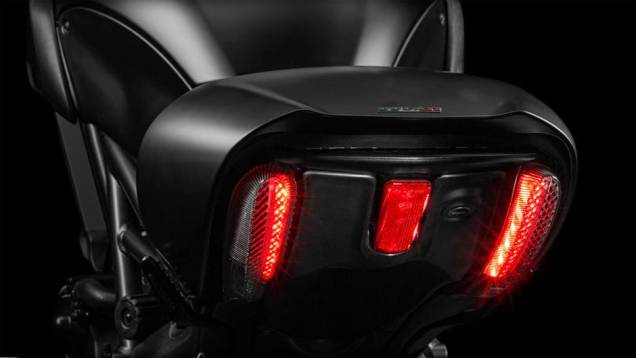 Detalhe da lanterna traseira | <a href="https://beta-develop.quatrorodas.abril.com.br/moto/noticias/ducati-apresenta-diavel-reestilizada-775578.shtml" rel="migration">Leia mais</a> Detalhe da lanterna traseira | <a href="https://beta-develop.quatrorodas.abril.com.br/moto/noticias/ducati-apresenta-diavel-reestilizada-775578.shtml" rel="migration">Leia mais</a>
