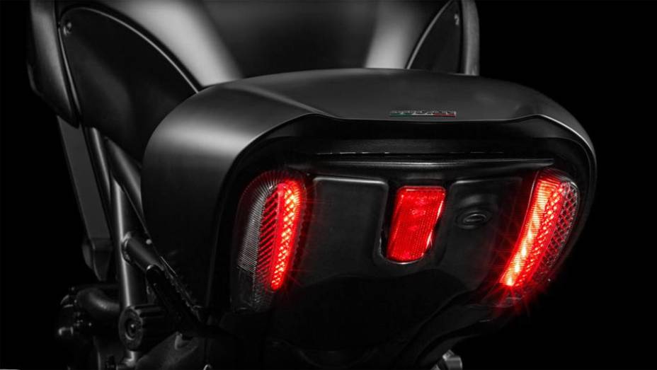 Detalhe da lanterna traseira | <a href="https://beta-develop.quatrorodas.abril.com.br/moto/noticias/ducati-apresenta-diavel-reestilizada-775578.shtml" rel="migration">Leia mais</a>