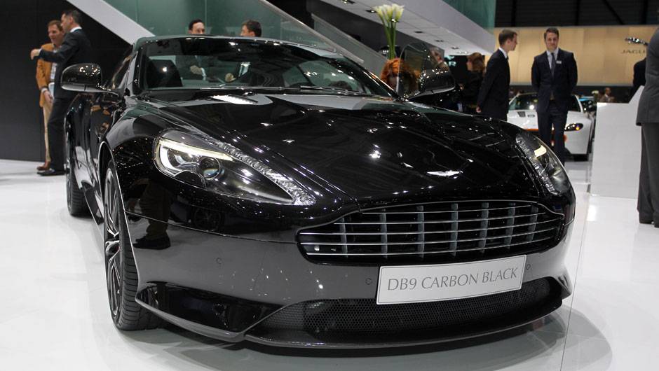 Aston Martin DB9 Carbon Black | <a href="https://beta-develop.quatrorodas.abril.com.br/noticias/saloes/genebra-2014/aston-martin-levara-edicoes-especiais-vantage-db9-genebra-774029.shtml" rel="migration">Leia mais</a> | <a href="https://beta-develop.quatrorodas.abril.com.br/galerias/saloes/genebra/2" rel="migration"></a>