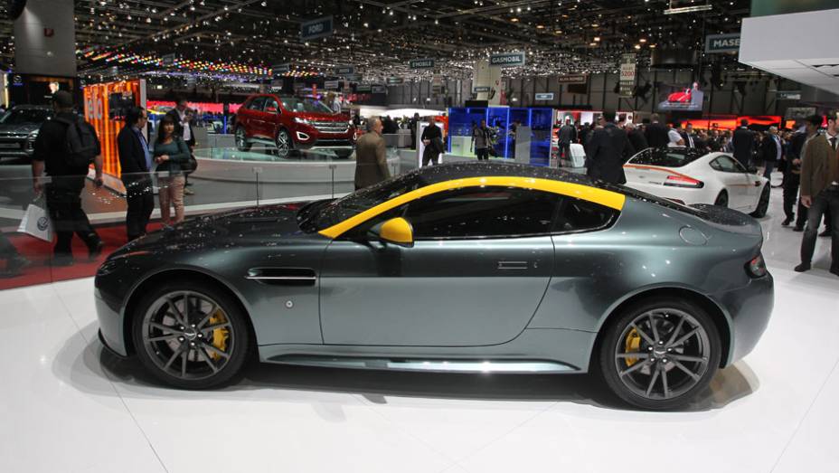 Aston Martin V8 Vantage N430 | <a href="https://beta-develop.quatrorodas.abril.com.br/noticias/saloes/genebra-2014/aston-martin-levara-edicoes-especiais-vantage-db9-genebra-774029.shtml" rel="migration">Leia mais</a> | <a href="https://beta-develop.quatrorodas.abril.com.br/galerias/saloes/genebra/20" rel="migration"></a>