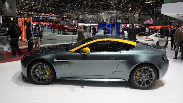 Aston Martin V8 Vantage N430 | <a href="https://beta-develop.quatrorodas.abril.com.br/noticias/saloes/genebra-2014/aston-martin-levara-edicoes-especiais-vantage-db9-genebra-774029.shtml" rel="migration">Leia mais</a> | <a href="https://beta-develop.quatrorodas.abril.com.br/galerias/saloes/genebra/20" rel="migration"></a> Aston Martin V8 Vantage N430 | <a href="https://beta-develop.quatrorodas.abril.com.br/noticias/saloes/genebra-2014/aston-martin-levara-edicoes-especiais-vantage-db9-genebra-774029.shtml" rel="migration">Leia mais</a> | <a href="https://beta-develop.quatrorodas.abril.com.br/galerias/saloes/genebra/20" rel="migration"></a>