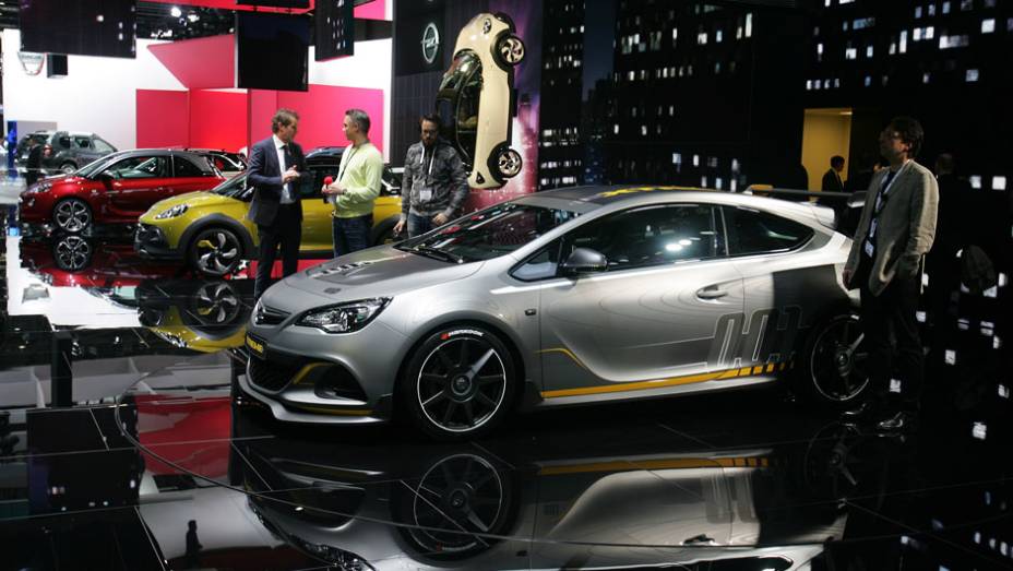 Opel Astra OPC Extreme | <a href="https://beta-develop.quatrorodas.abril.com.br/noticias/saloes/genebra-2014/opel-mostra-astra-opc-extreme-detalhes-774644.shtml" rel="migration">Leia mais</a> | <a href="https://beta-develop.quatrorodas.abril.com.br/galerias/saloes/genebra/2014/direto-genebra-parte-1" rel="migration"></a>