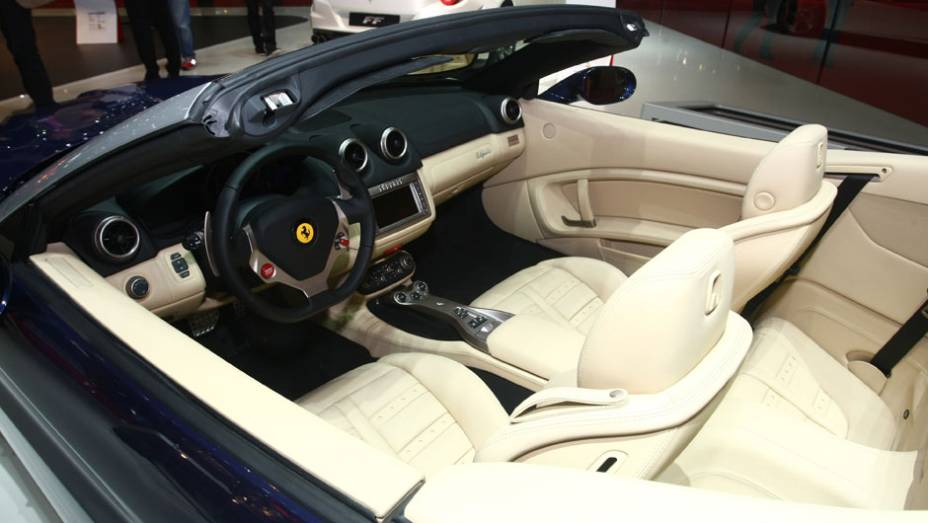 Ferrari California T | <a href="https://beta-develop.quatrorodas.abril.com.br/noticias/saloes/genebra-2014/ferrari-apresenta-california-t-773120.shtml" rel="migration">Leia mais</a>| <a href="https://beta-develop.quatrorodas.abril.com.br/galerias/saloes/genebra/2014/direto-genebra-parte-1-775644.sht" rel="migration"></a>