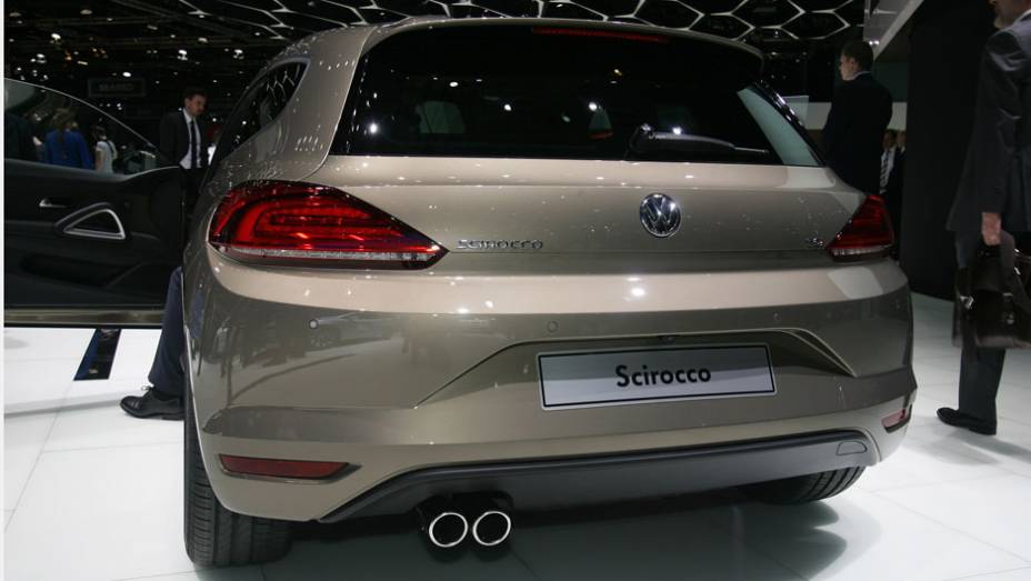 Volkswagen Scirocco | <a href="https://beta-develop.quatrorodas.abril.com.br/noticias/saloes/genebra-2014/volkswagen-mostra-facelift-scirocco-773695.shtml" rel="migration">Leia mais</a>| <a href="https://beta-develop.quatrorodas.abril.com.br/galerias/saloes/genebra/2014/direto-genebra-parte-1-775644" rel="migration"></a>