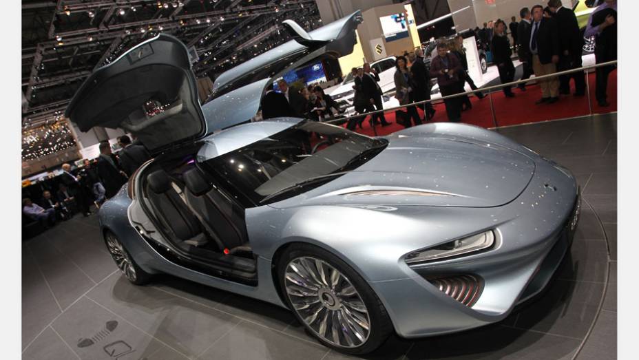 NanoFlowcell Quant | <a href="https://beta-develop.quatrorodas.abril.com.br/noticias/saloes/genebra-2014/nanoflowcell-ag-mostra-teaser-quant-e-sportlimousine-771835.shtml" rel="migration">Leia mais</a>| <a href="https://beta-develop.quatrorodas.abril.com.br/galerias/saloes/genebra/2014/direto-genebr" rel="migration"></a>