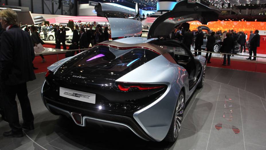 NanoFlowcell Quant | <a href="https://beta-develop.quatrorodas.abril.com.br/noticias/saloes/genebra-2014/nanoflowcell-ag-mostra-teaser-quant-e-sportlimousine-771835.shtml" rel="migration">Leia mais</a>| <a href="https://beta-develop.quatrorodas.abril.com.br/galerias/saloes/genebra/2014/direto-genebr" rel="migration"></a>