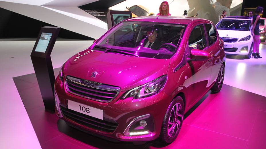 Peugeot 108 | <a href="https://beta-develop.quatrorodas.abril.com.br/noticias/saloes/genebra-2014/imagem-vazada-peugeot-revela-novo-108-773514.shtml" rel="migration">Leia mais</a>| <a href="https://beta-develop.quatrorodas.abril.com.br/galerias/saloes/genebra/2014/direto-genebra-parte-1-775644.shtml" rel="migration"></a>