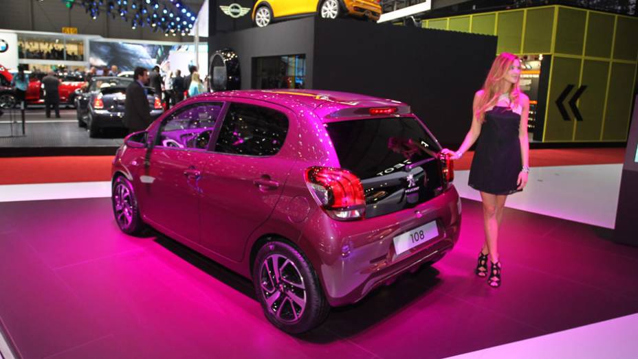 Peugeot 108 | <a href="https://beta-develop.quatrorodas.abril.com.br/noticias/saloes/genebra-2014/imagem-vazada-peugeot-revela-novo-108-773514.shtml" rel="migration">Leia mais</a>| <a href="https://beta-develop.quatrorodas.abril.com.br/galerias/saloes/genebra/2014/direto-genebra-parte-1-775644.shtml" rel="migration"></a>