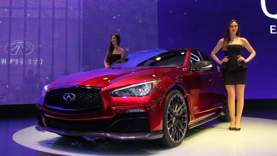 Veja as belas Garotas do <a href="https://beta-develop.quatrorodas.abril.com.br/noticias/saloes/genebra-2014/" rel="migration">Sal&atilde;o de Genebra 2014</a>