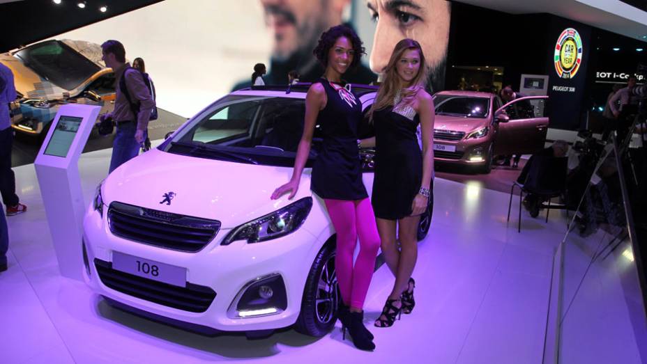 Veja as belas Garotas do <a href="https://beta-develop.quatrorodas.abril.com.br/noticias/saloes/genebra-2014/" rel="migration">Sal&atilde;o de Genebra 2014</a>